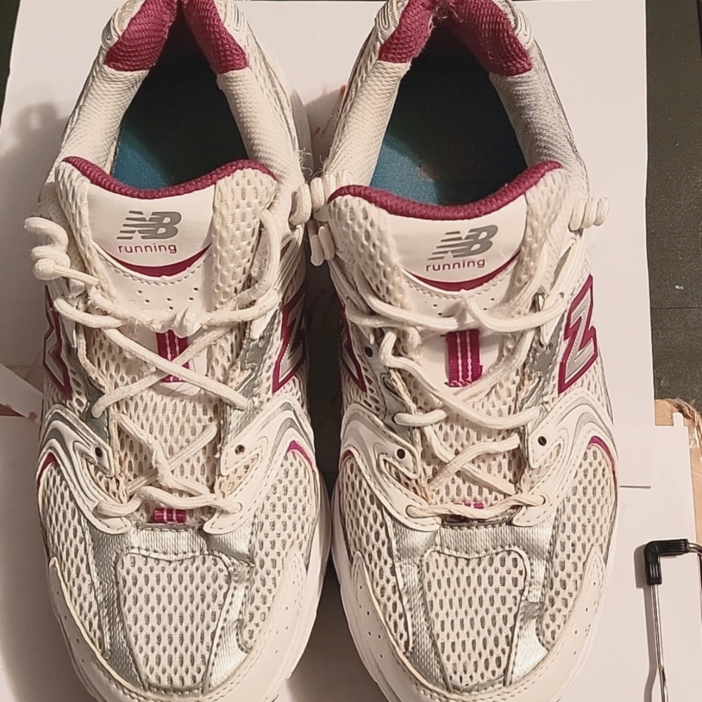 New Balance running 🏃‍♀️ shoes, pink and white,leather & canvas shell,size 8.5